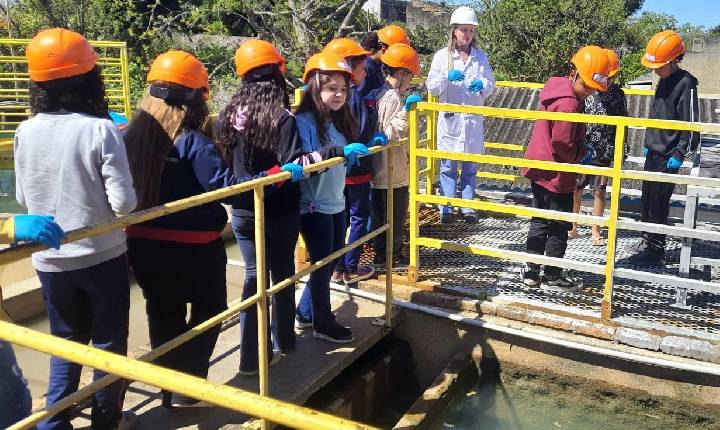 Alunos da Escola Fernando Hoff visitam estação de tratamento de água da Corsan