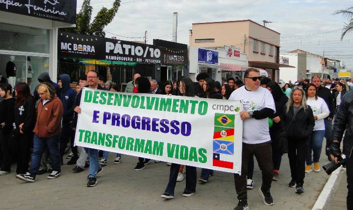 Barra do Ribeiro realiza terceiro ato em prol da CMPC com caminhada pela avenida principal até o escritório da empresa