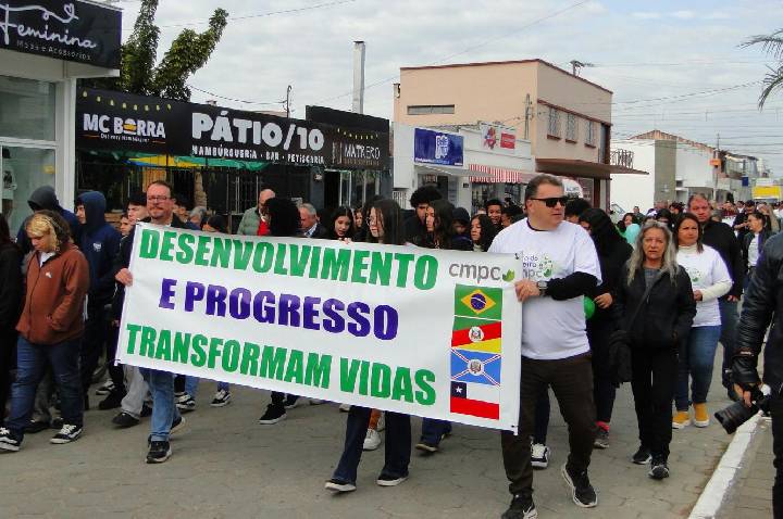 Barra do Ribeiro realiza terceiro ato em prol da CMPC com caminhada pela avenida principal até o escritório da empresa