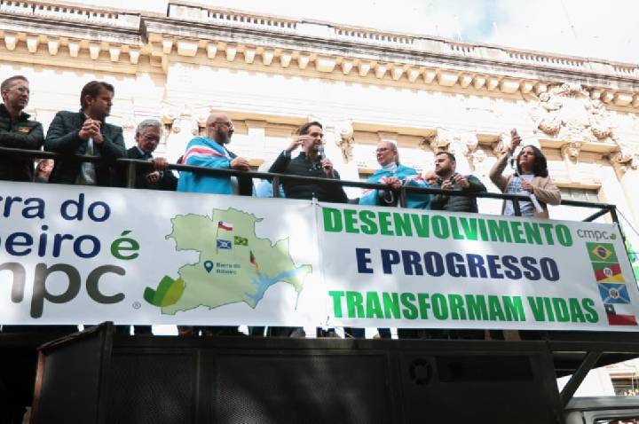 Centenas vão à Praça da Matriz defender a CMPC e governador garante: 