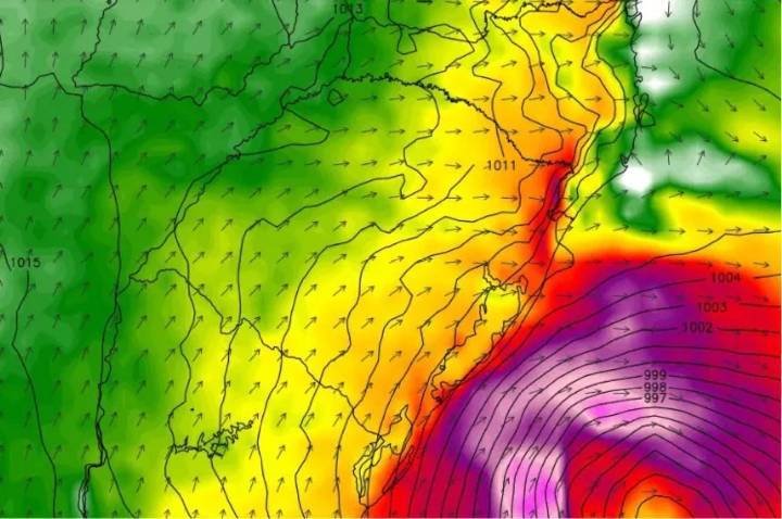 Ciclone extratropical avança pelo RS e provoca chuva intensa, ventos e estragos