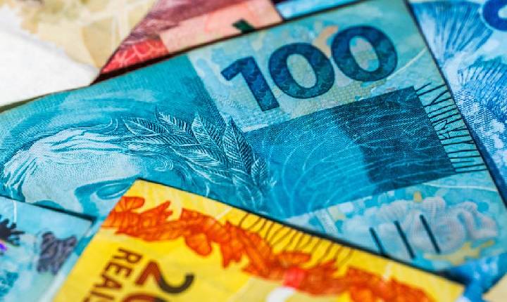 Salário mínimo deve chegar a R$ 1.741 em 2027