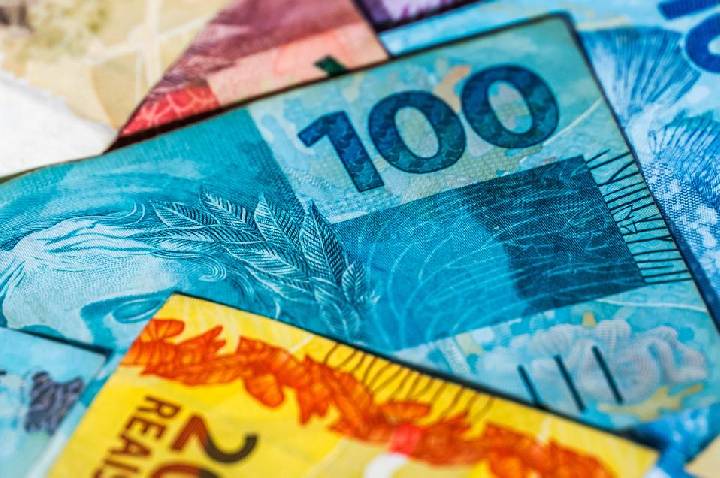 Salário mínimo deve chegar a R$ 1.741 em 2027