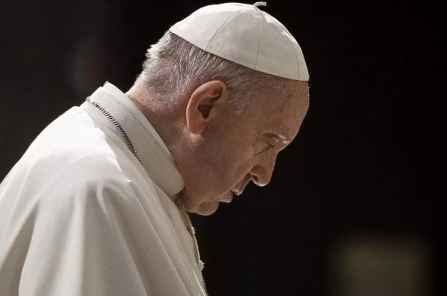 Papa Francisco segue em estado crítico, mas sem novas crises respiratórias, diz Vaticano