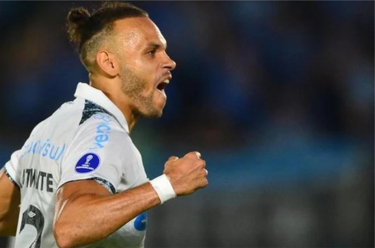 Com gols de centroavantes, Grêmio estreia com vitória na Sul-Americana: 2 a 1