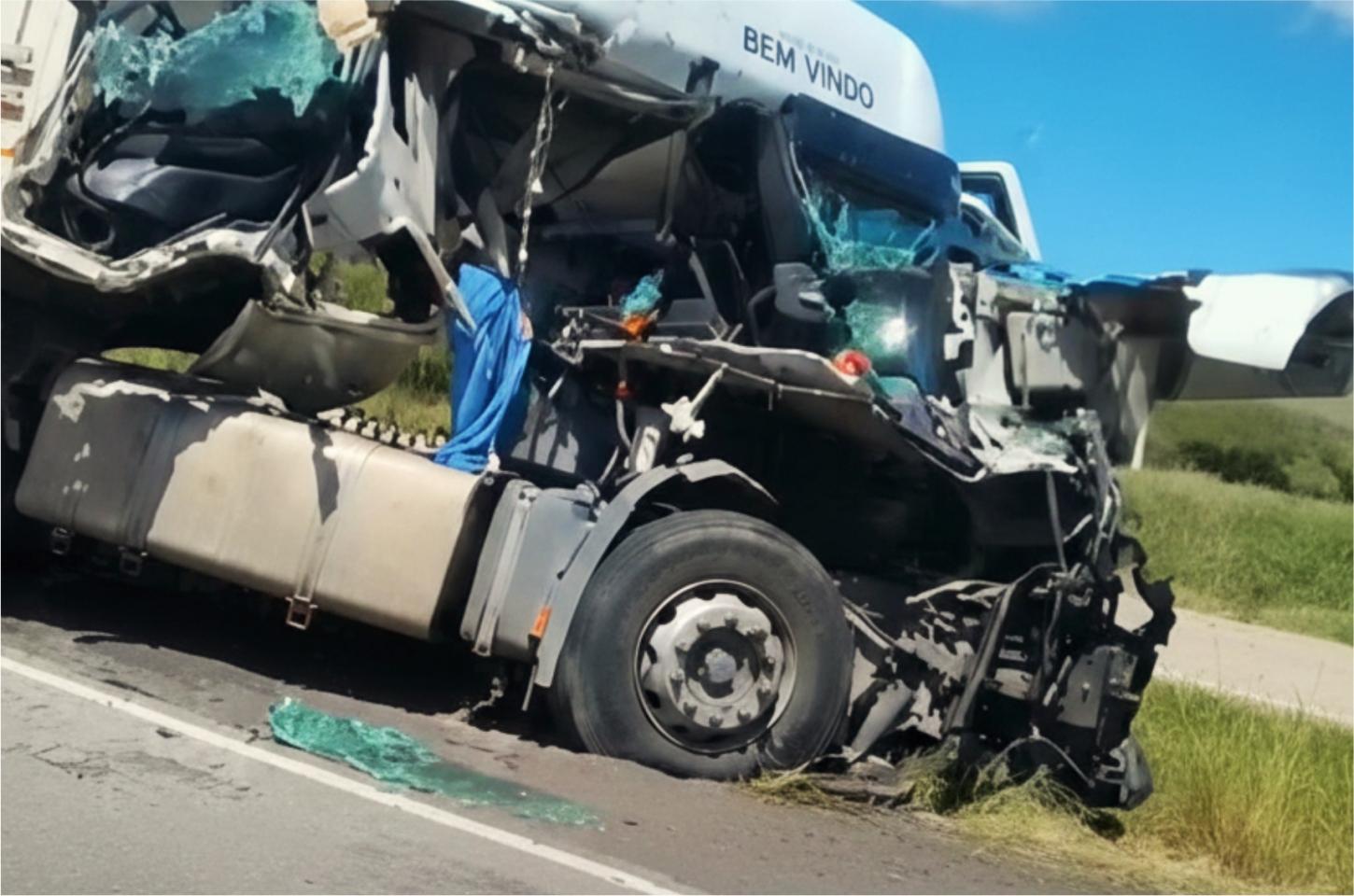 Motorista dorme ao volante e carreta bitrem tem cabine destruída na BR-116