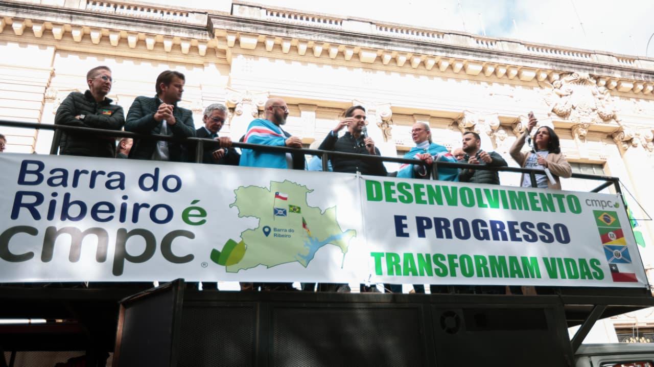 Centenas vão à Praça da Matriz defender a CMPC e governador garante: 