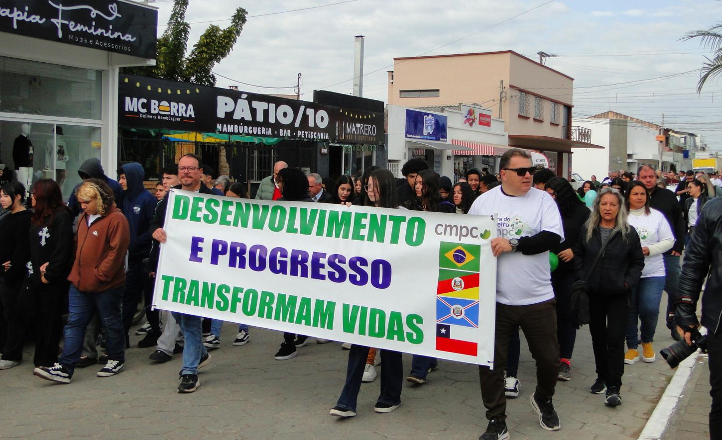 Barra do Ribeiro realiza terceiro ato em prol da CMPC com caminhada pela avenida principal até o escritório da empresa