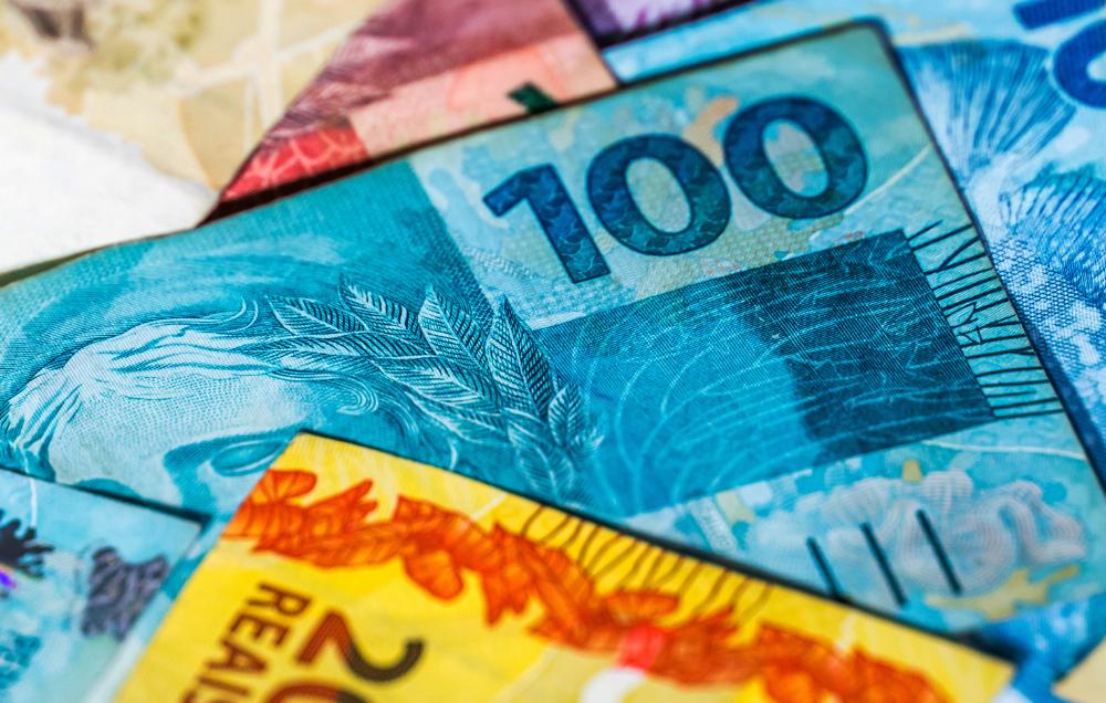 Salário mínimo deve chegar a R$ 1.741 em 2027