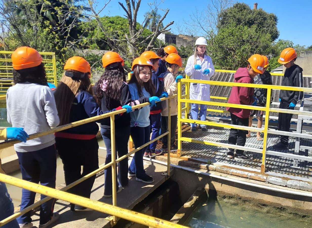 Alunos da Escola Fernando Hoff visitam estação de tratamento de água da Corsan
